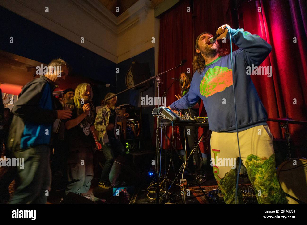 Piccish Trail che si esibisce dal vivo al Barrelhouse Totnes UK Foto Stock