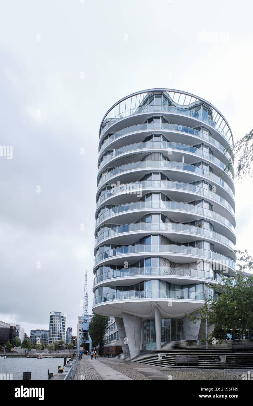 Amburgo, Germania - Settembre 2022: Torre residenziale di forma ovale ovale ovale Oval am Kaiserkai 10 in Hafenity progettato da Ingenhoven Architekten Foto Stock