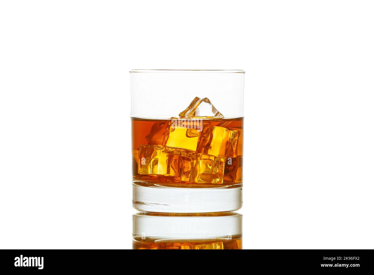 Un bicchiere di whisky dorato Foto Stock