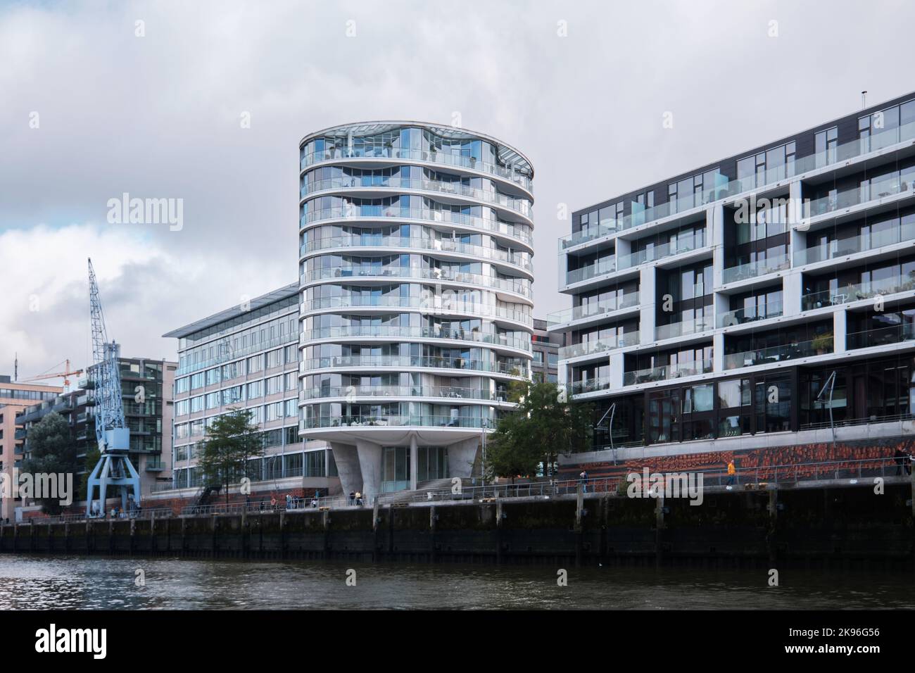 Amburgo, Germania - Settembre 2022: Torre residenziale di forma ovale ovale ovale Oval am Kaiserkai 10 in Hafenity progettato da Ingenhoven Architekten Foto Stock