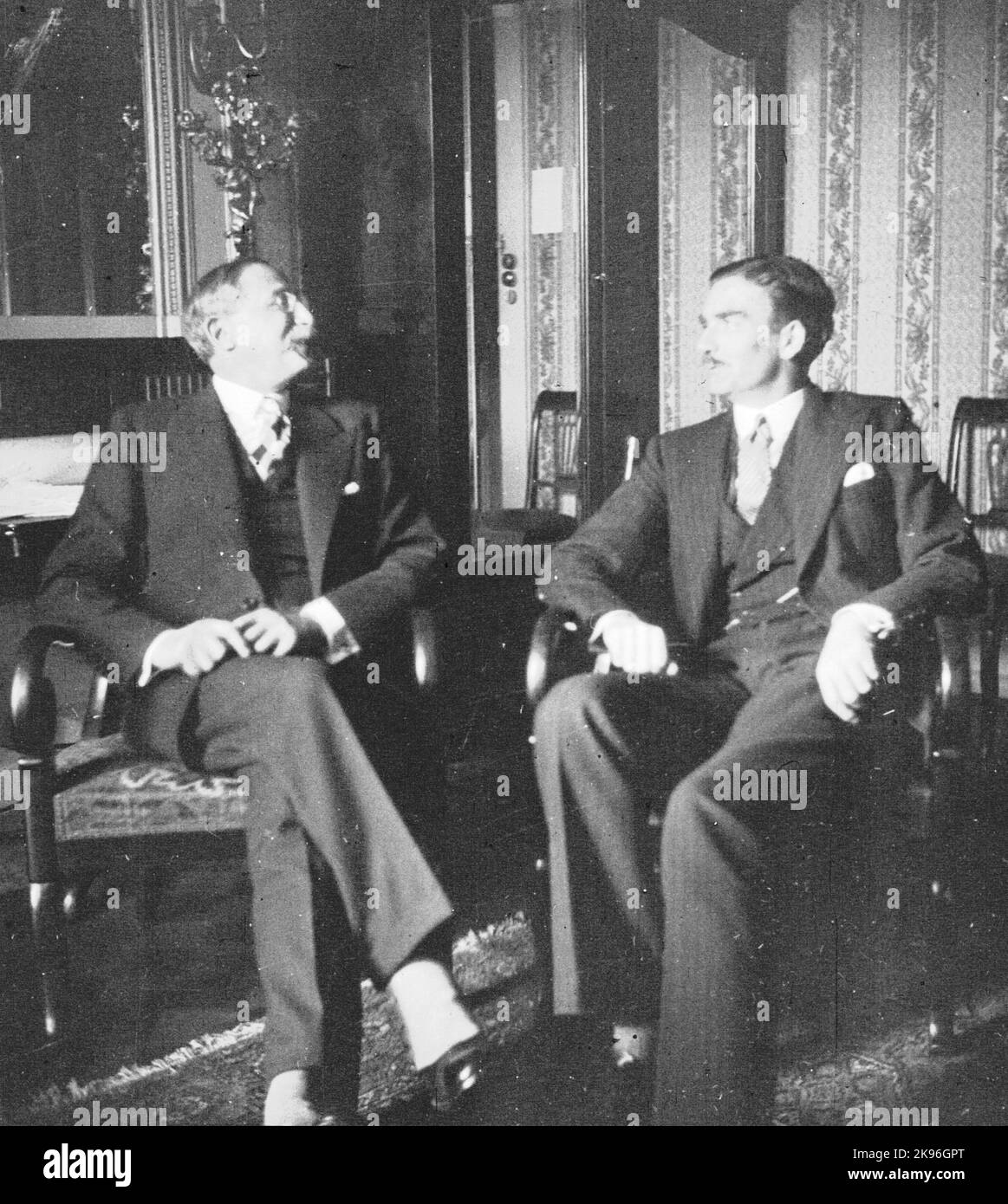 Anthony Eden con il primo ministro francese Léon Blum a Ginevra nel 1936 Foto Stock
