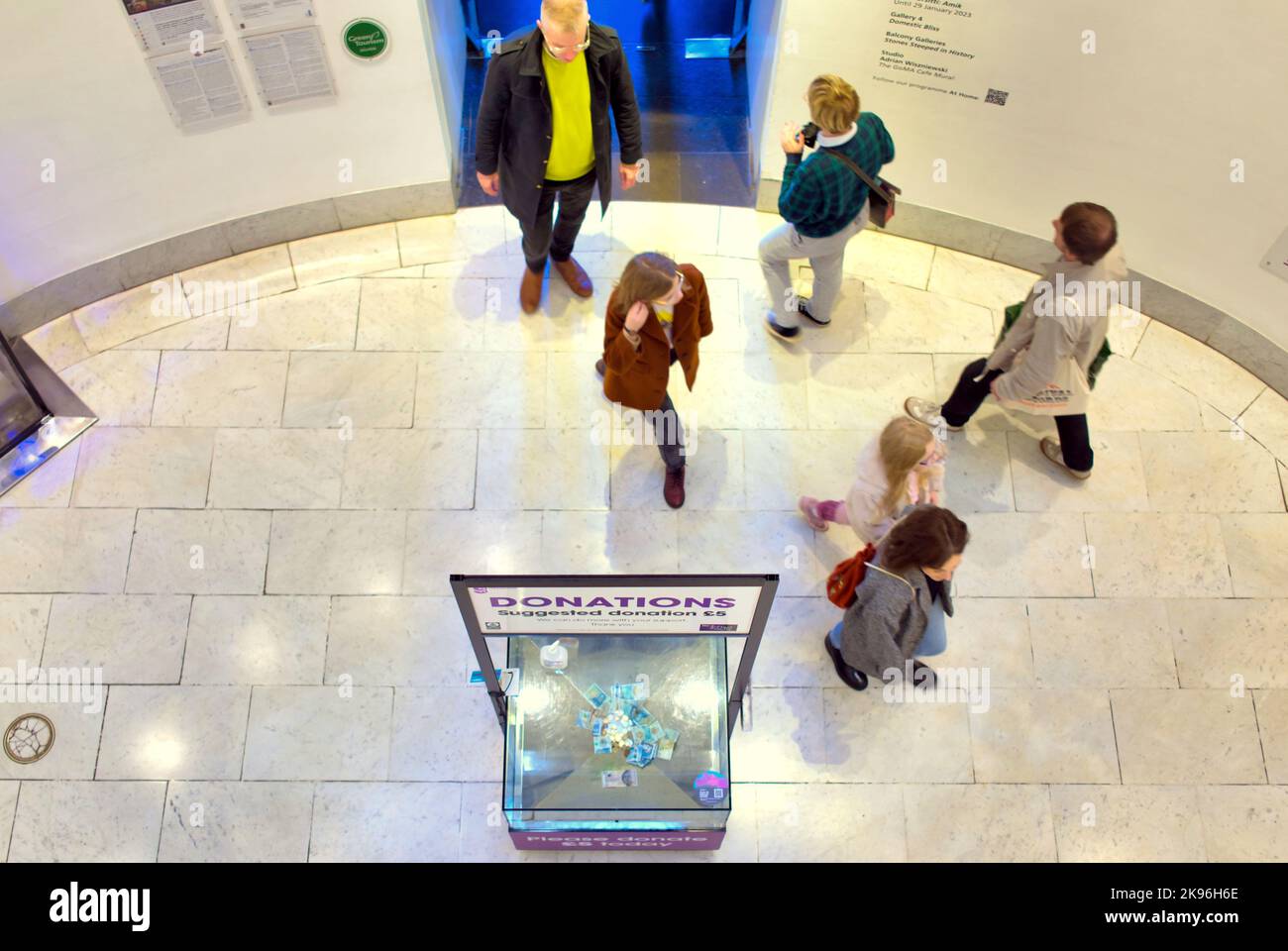 Il museo di Glasgow del moderno o GOMA ha all'interno l'ingresso del foyer con il suo stand di donazioni Foto Stock