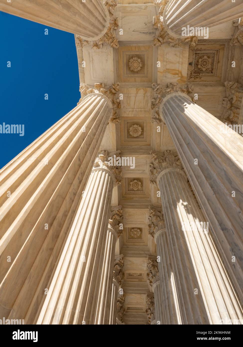 Le colonne dell'edificio della Corte Suprema con la statua della contemplazione della Giustizia a Washington, DC. Foto di Francis Specker Foto Stock