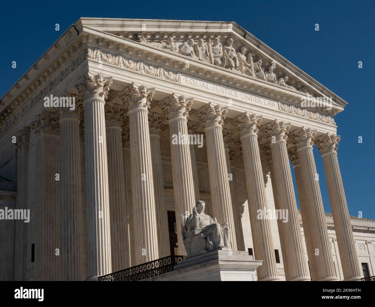 L'edificio della Corte Suprema con la contemplazione della statua della Giustizia a Washington, DC. Foto di Francis Specker Foto Stock