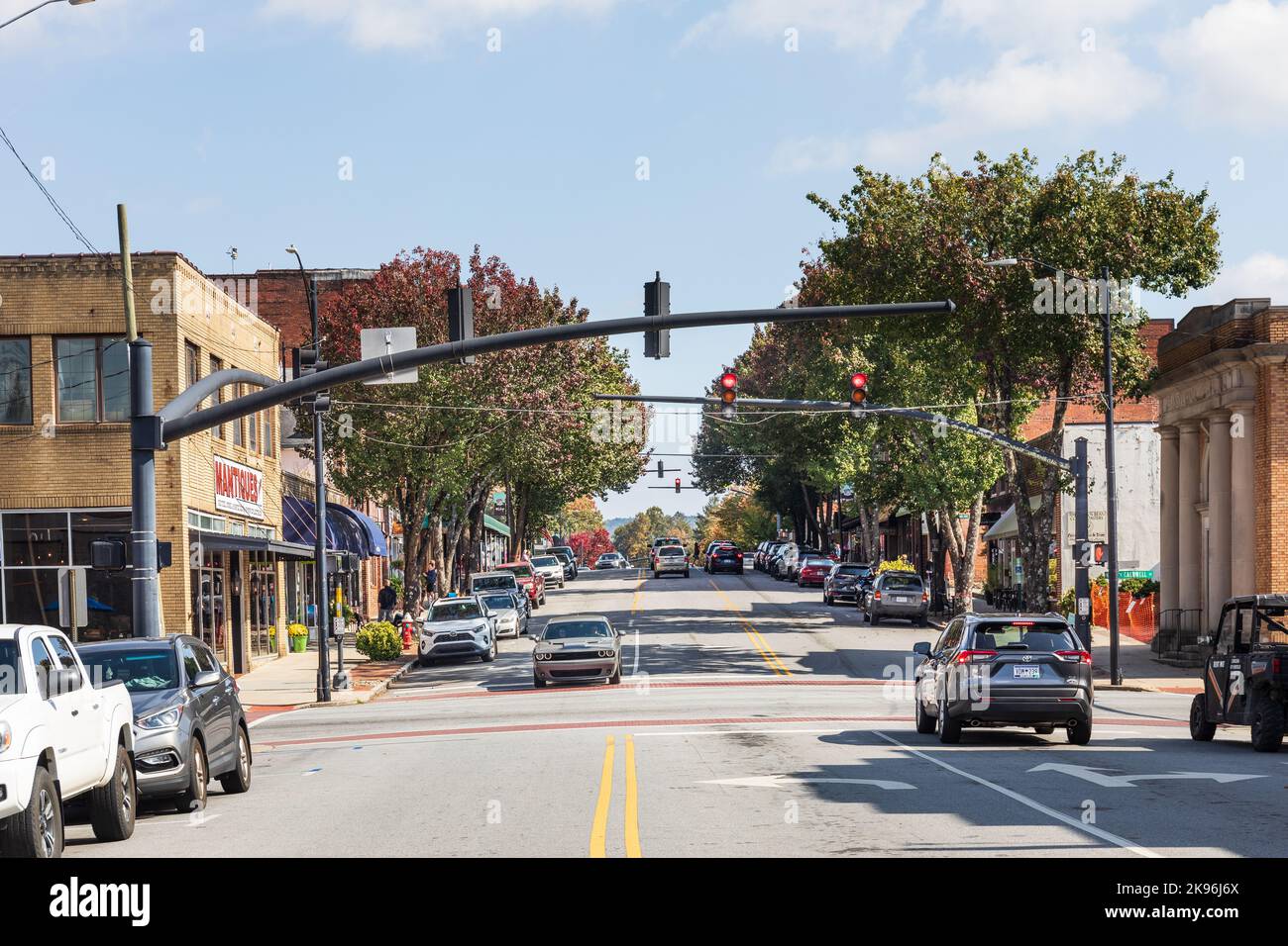 BREVARD, NORTH CAROLINA, USA-9 OTTOBRE 2022: Vista grandangolare di Main Street, soleggiata, primo giorno di autunno. Foto Stock
