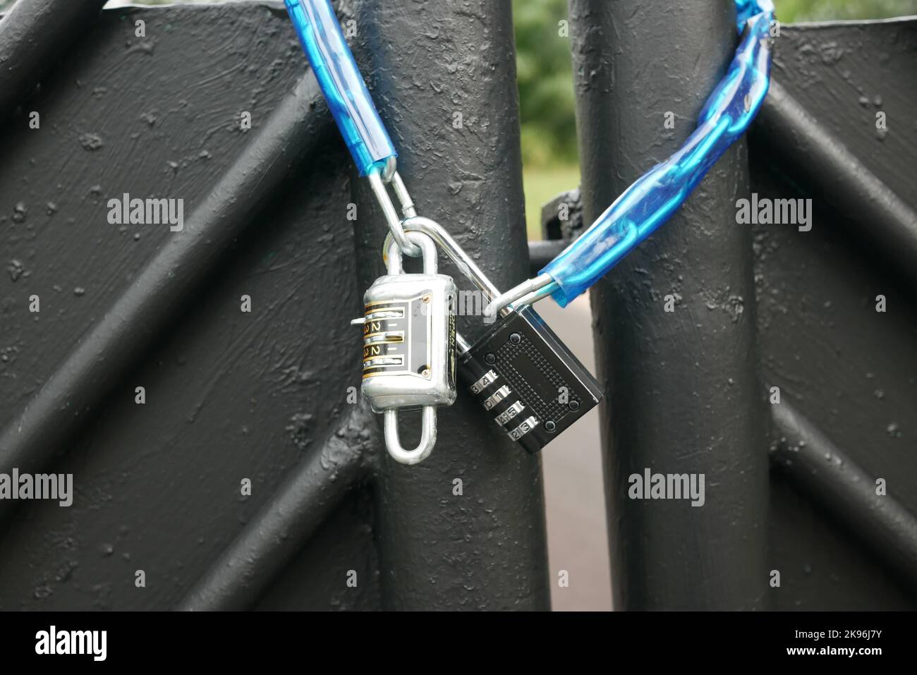 la porta della data è stata chiusa con lucchetti e catene Foto Stock