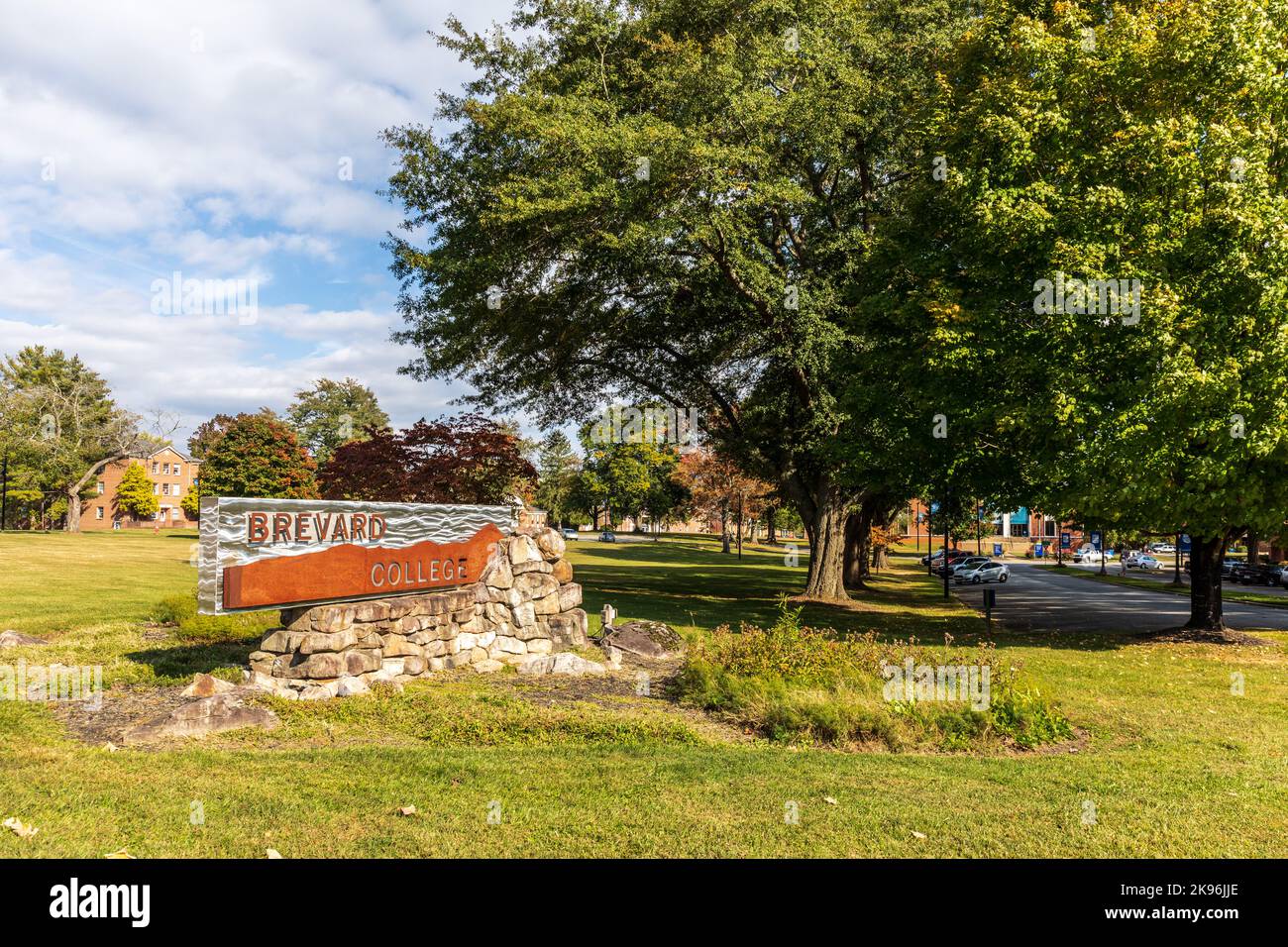 BREVARD, NORTH CAROLINA, USA-9 OTTOBRE 2022: Brevard College, segnaletica stradale monumento e vista nel campus. Foto Stock