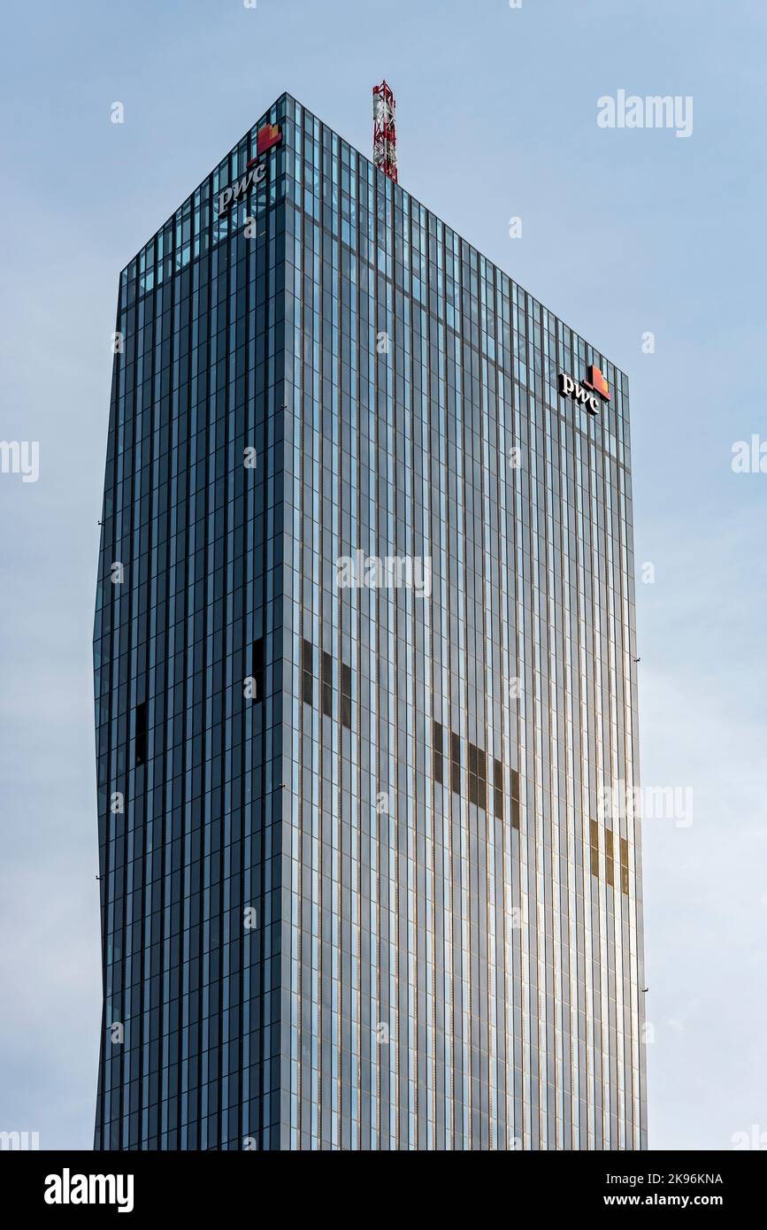 DC Tower i con cartello PwC, Vienna Donau City, Vienna, Austria Foto Stock