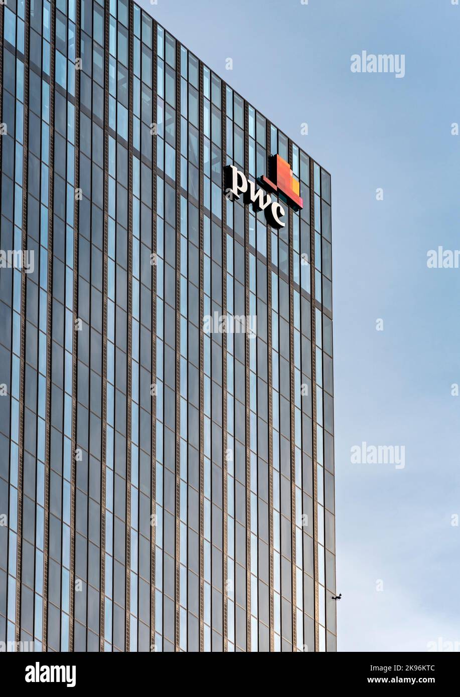 DC Tower i con cartello PwC, Vienna Donau City, Vienna, Austria Foto Stock