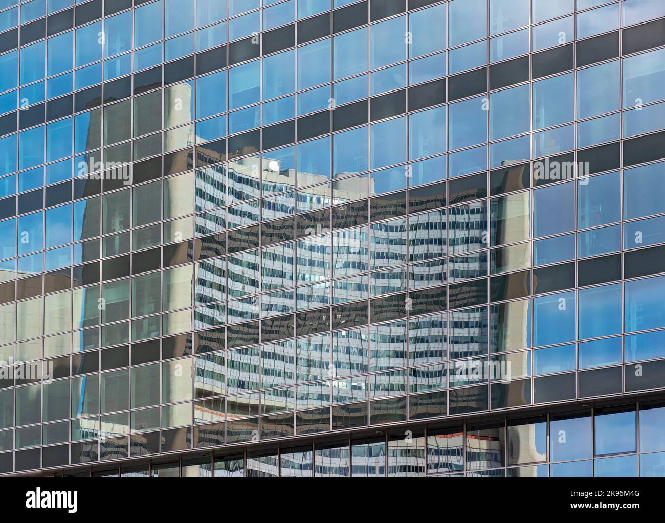 Centro Internazionale di Vienna (uno City) riflesso nel Tech Gate Building, Vienna Donau City, Wien, Austria Foto Stock