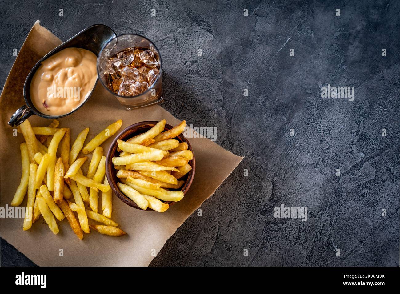 Patatine fritte con salsa e bevanda Foto Stock