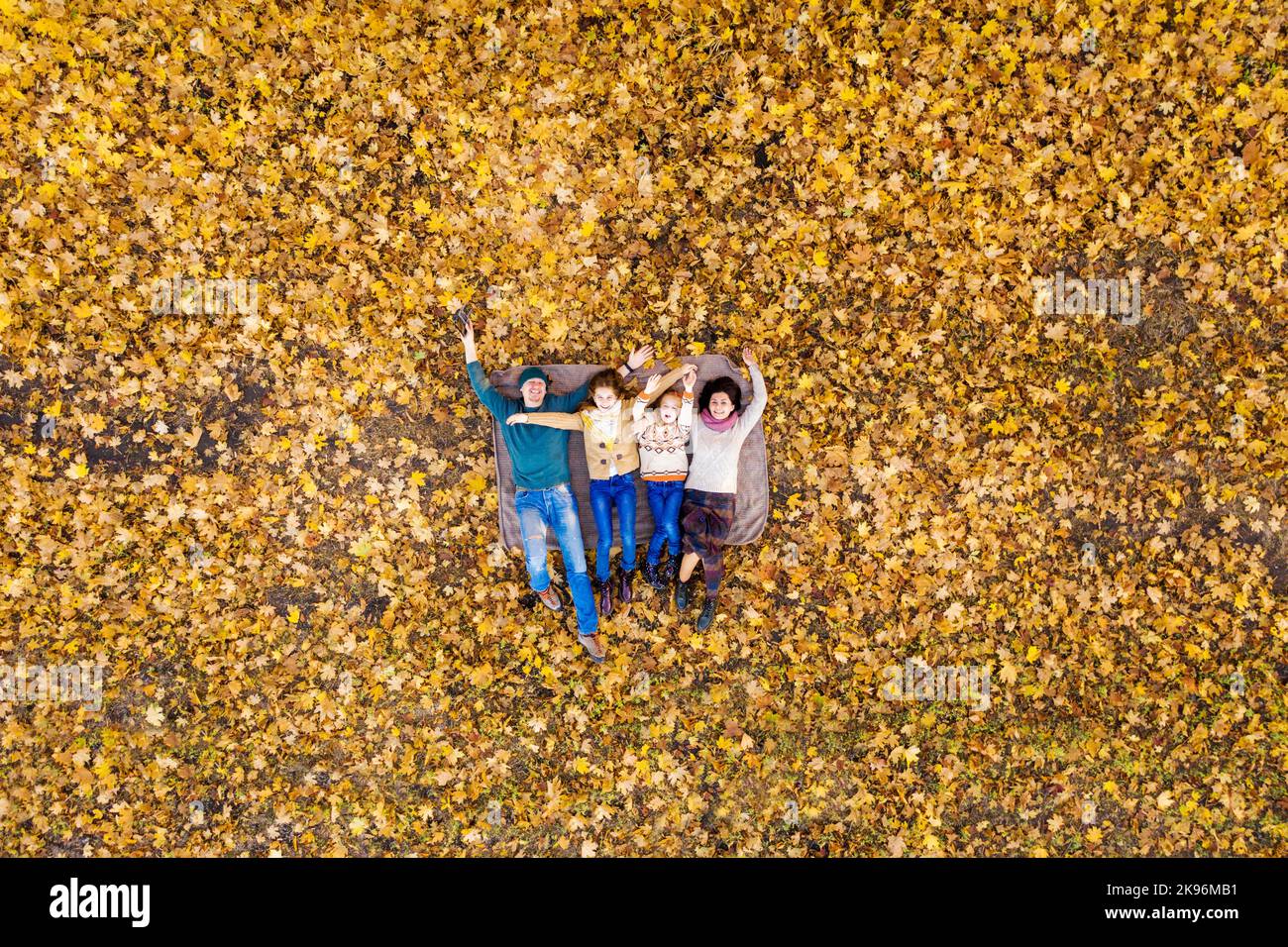 La famiglia felice in autunno park Foto Stock