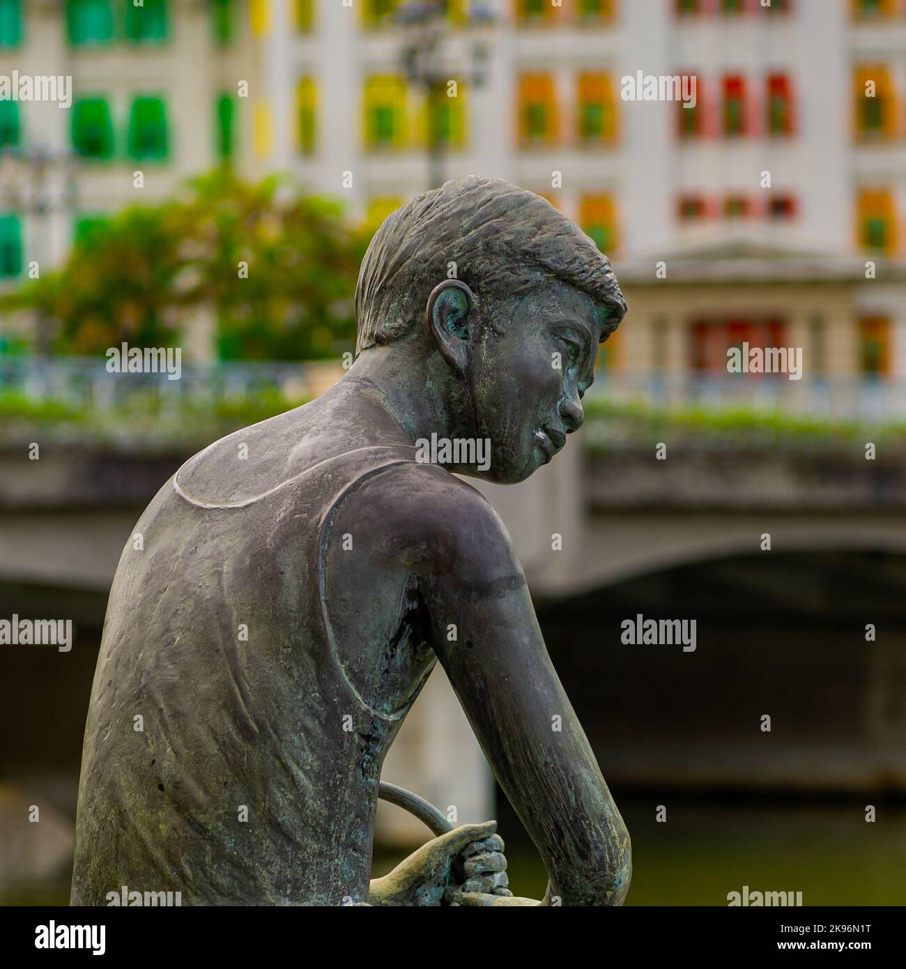 Ragazzo con il suo cane che pesca al fiume Singapore con la stazione di polizia di Old Hill Street sullo sfondo Foto Stock