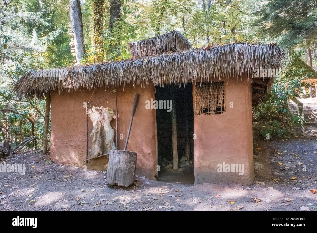 Wattle e daub gesso casa nel villaggio indiano di Oconaluftee a Cherokee, Carolina del Nord, Stati Uniti Foto Stock