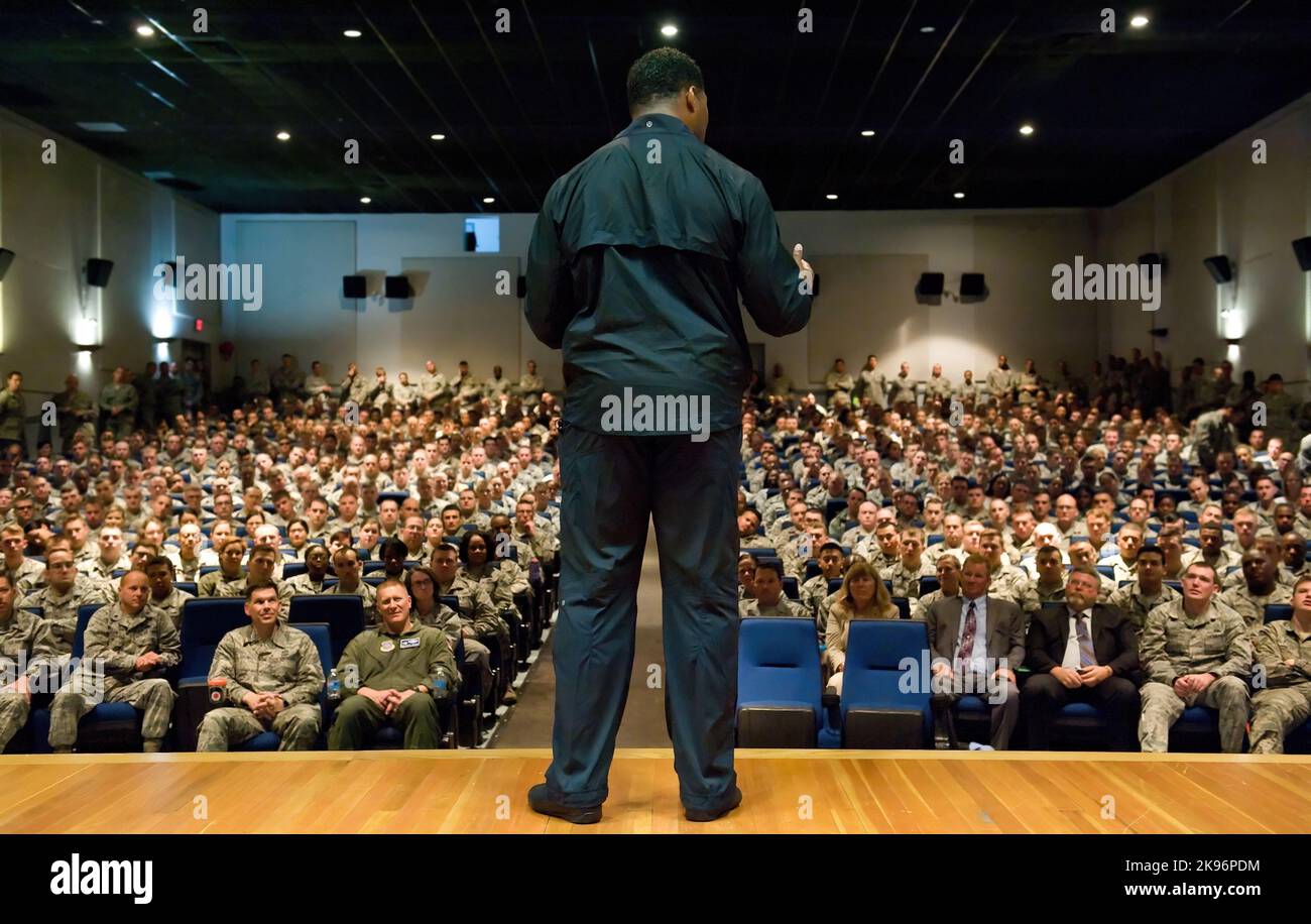 Parlando a un pubblico solo in piedi, l'ex NFL in corsa indietro e il vincitore del Trofeo Heisman 1982 Herschel Walker parla ai militari e civili Airmen alla base dell'aeronautica militare di dover nel Delaware della sua esperienza personale con i problemi di salute mentale e il trattamento cercando aiuto attraverso i servizi di salute comportamentale. (USA) Foto Stock