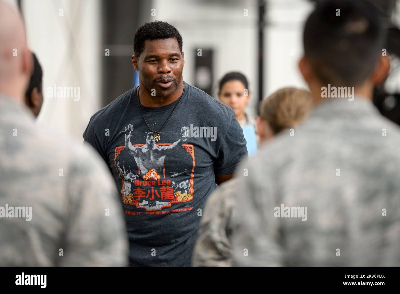 Herschel Walker, atleta professionista e vincitore del Trofeo Heisman, parla con Airmen il 5 dicembre 2017 alla base dell'aeronautica militare di dover nel Delaware, rivelando le sue lotte personali con la salute mentale e incoraggiando gli Airmen a cercare aiuto. (USA) Foto Stock