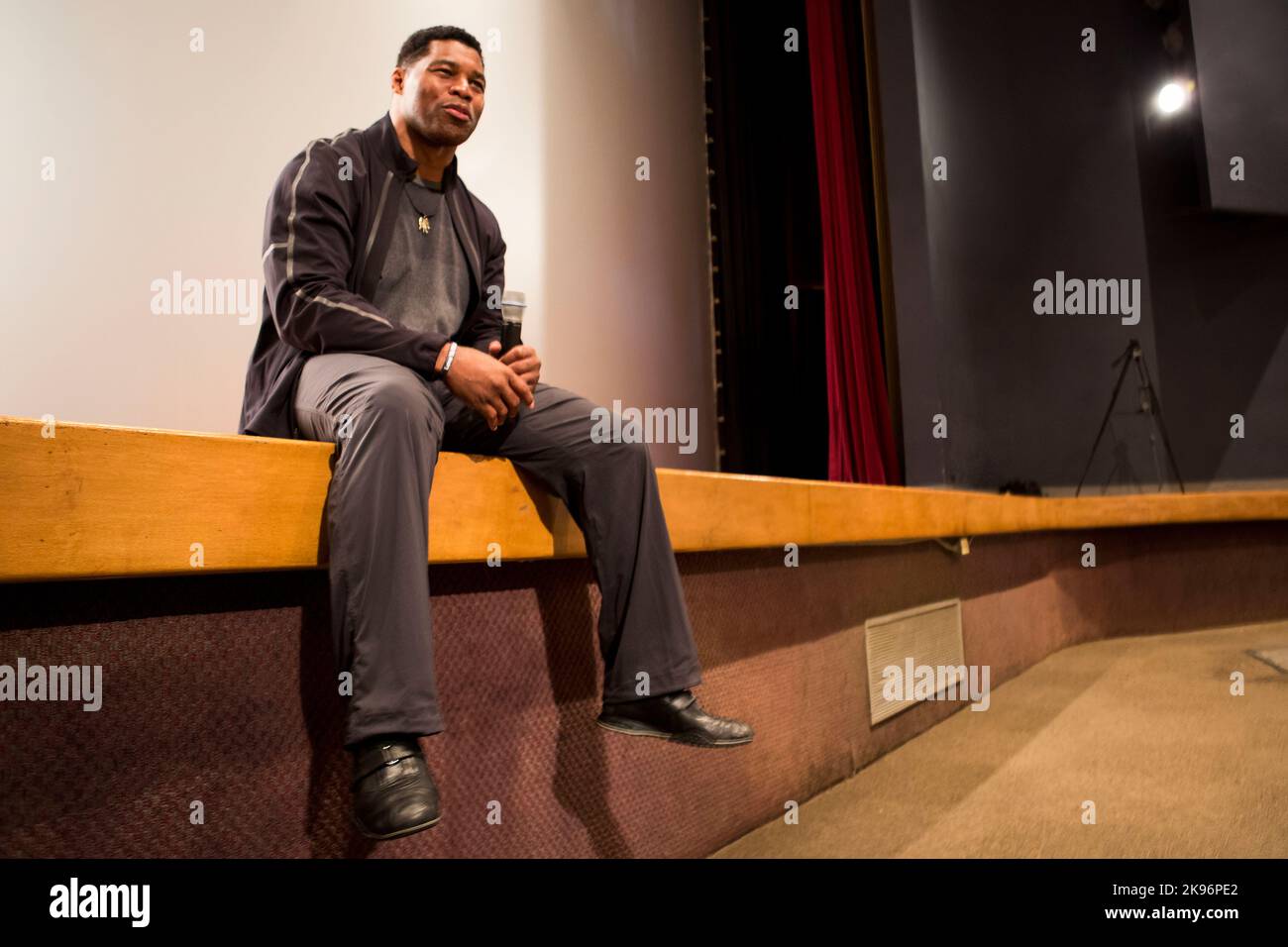 Herschel Walker, vincitore del Trofeo Heisman, atleta professionista, uomo d'affari, autore, E il portavoce nazionale dei Patriot Support Programs of Universal Health Services discute l'importanza di cercare aiuto per la malattia mentale e l'abuso di sostanze con Marines il 24 marzo 2015, al Marine Corps base Camp Pendleton in California. (USA) Foto Stock