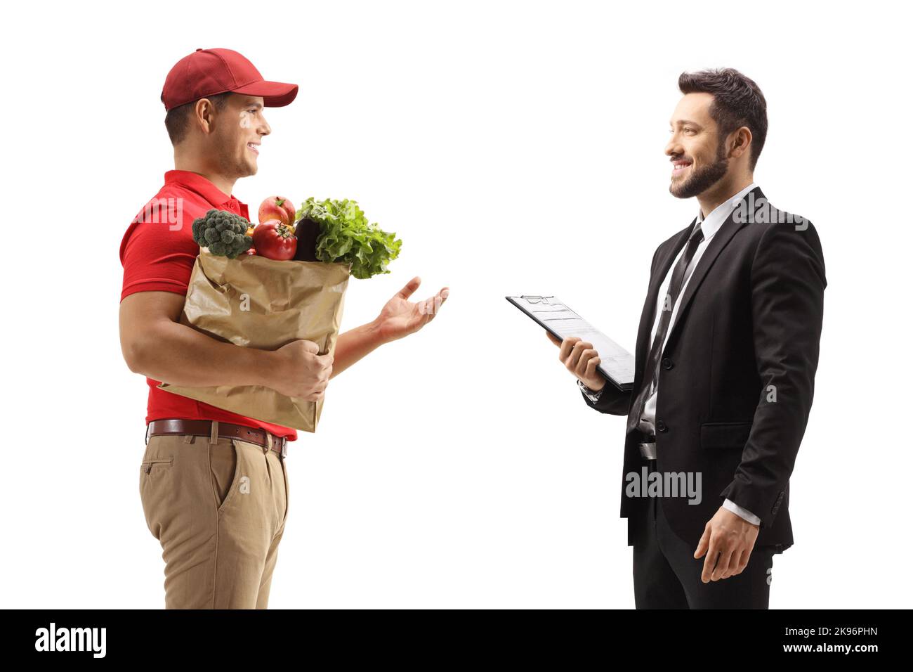 Profilo shot di un corriere di consegna con una borsa di spesa che parla con un uomo d'affari isolato su sfondo bianco Foto Stock