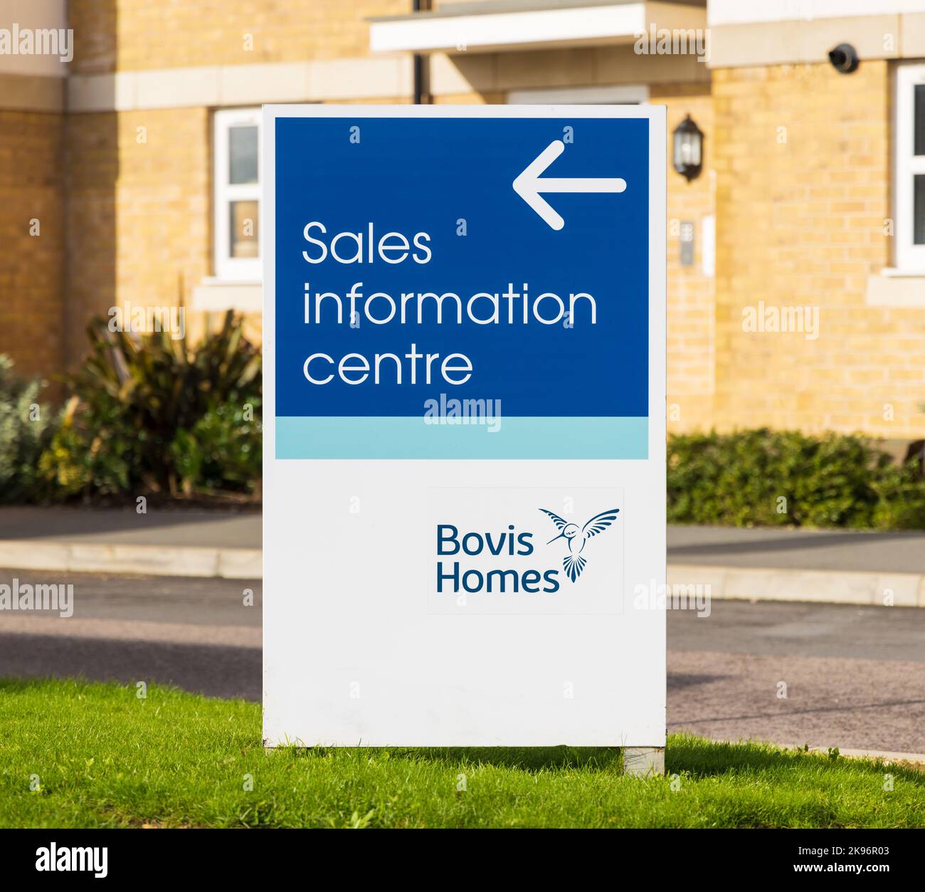 Cartello Bovis Homes Sales Information Centre presso lo Stortford Fields Housing development. Foto Stock