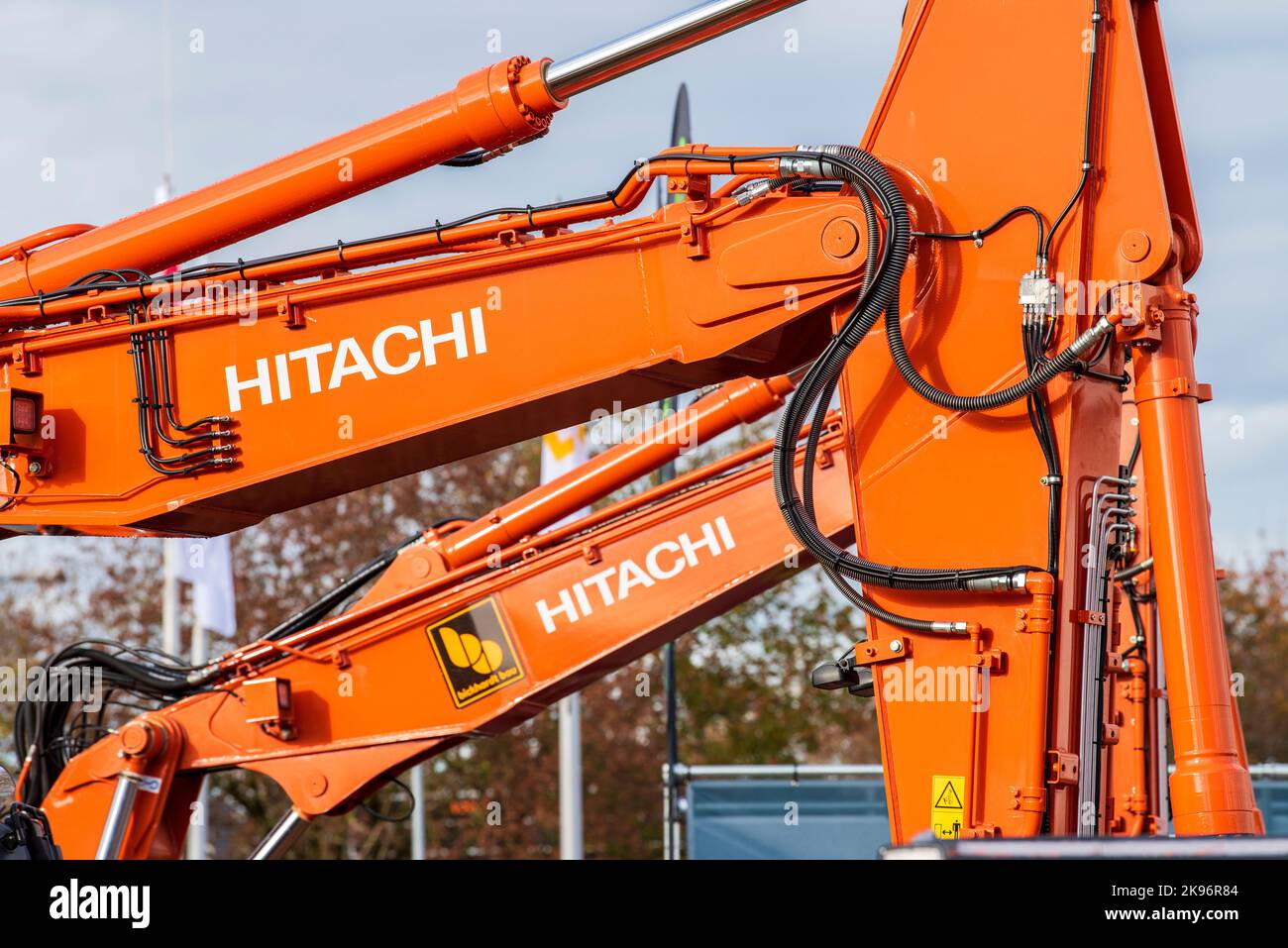 Bauma 2022 - Die größte Messe für Baumaschinen, Bergbaumaschinen und Baufahrzeuge in München mit Ausstellung der Firma HITACHI Foto Stock