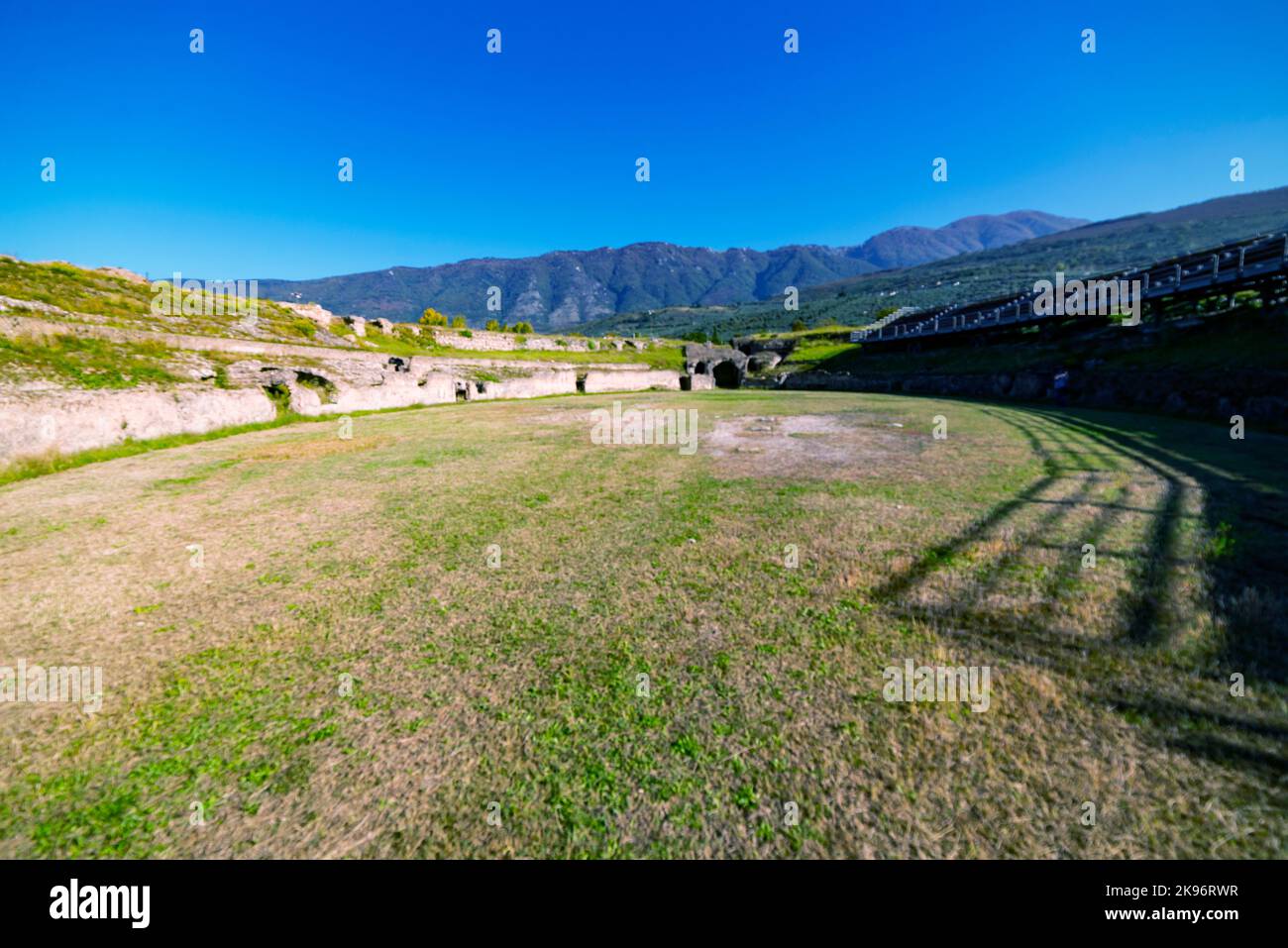 Anfiteatro romano nel villaggio di Avella, Italia. Una bella giornata di sole con nuvole da favola sullo sfondo Foto Stock