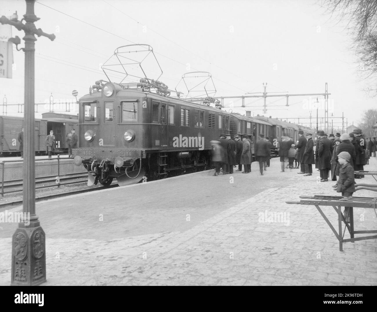 Le Ferrovie statali, SJ DS 136 con treni passeggeri sulla linea principale occidentale. Foto Stock