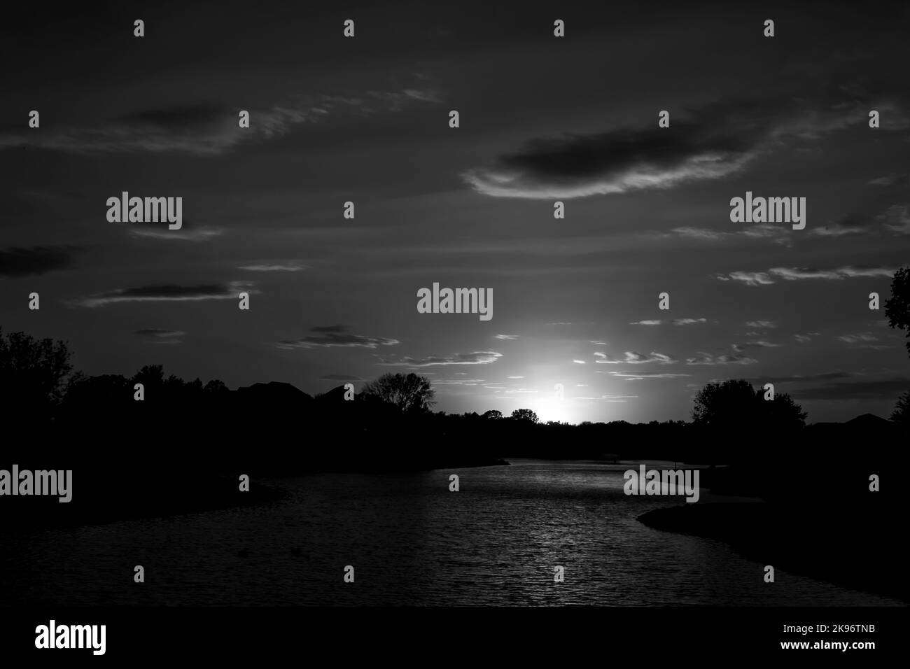 Un'immagine in bianco e nero di un tramonto autunnale in Iowa. Foto Stock
