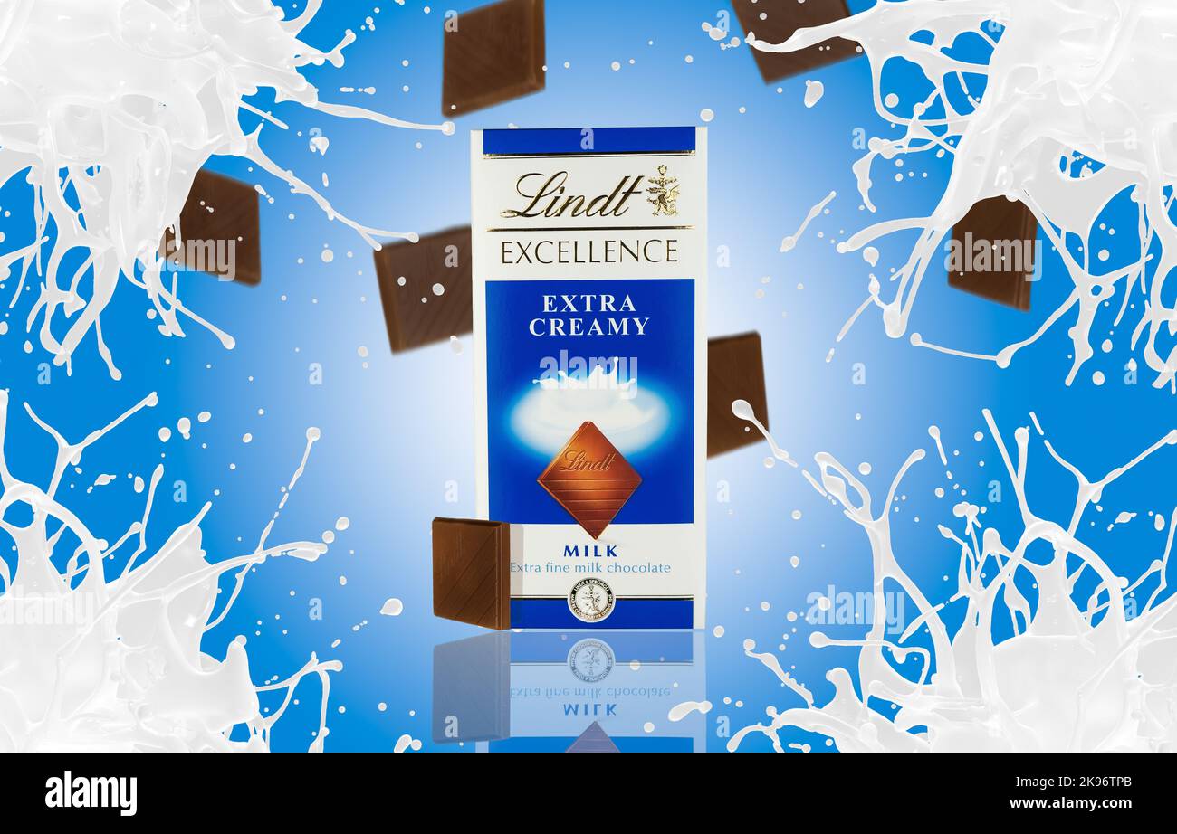 Una barra di cioccolato Lindt Excellence modificabile extra cremosa con spruzzi di latte Foto Stock