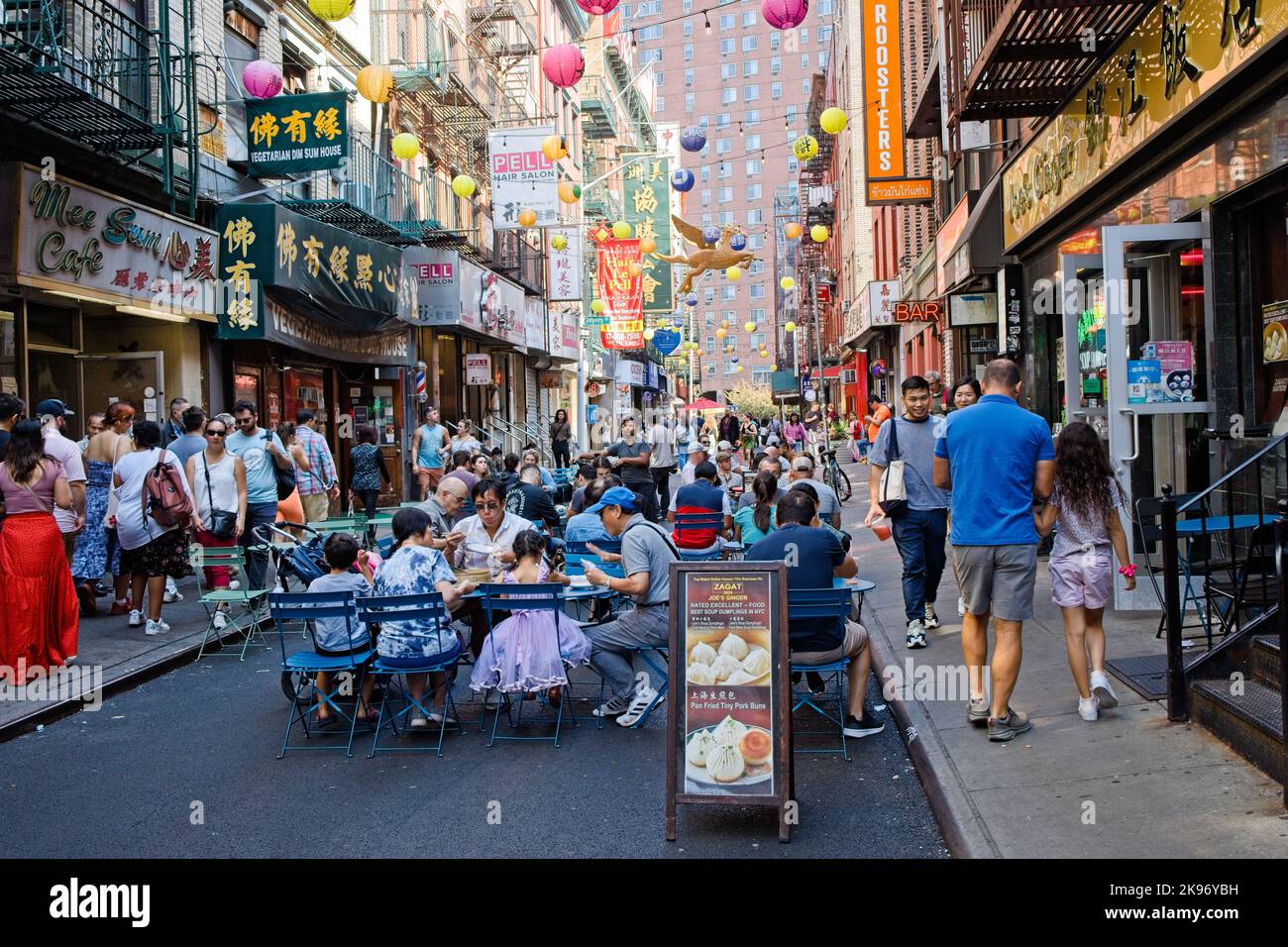 New York, NY, USA - 26 ottobre 2022: Persone che mangiano in una strada chiusa al traffico veicolare nel centro di Chinatown a Manhattan Foto Stock