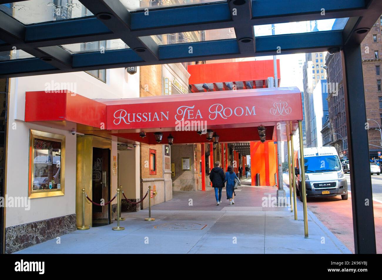 New York, NY, USA - 26 ottobre 2022: La baldacchino rosso brillante che mostra l'ingresso alla Sala da tè Russa sulla W 57th St a Manhattan Foto Stock