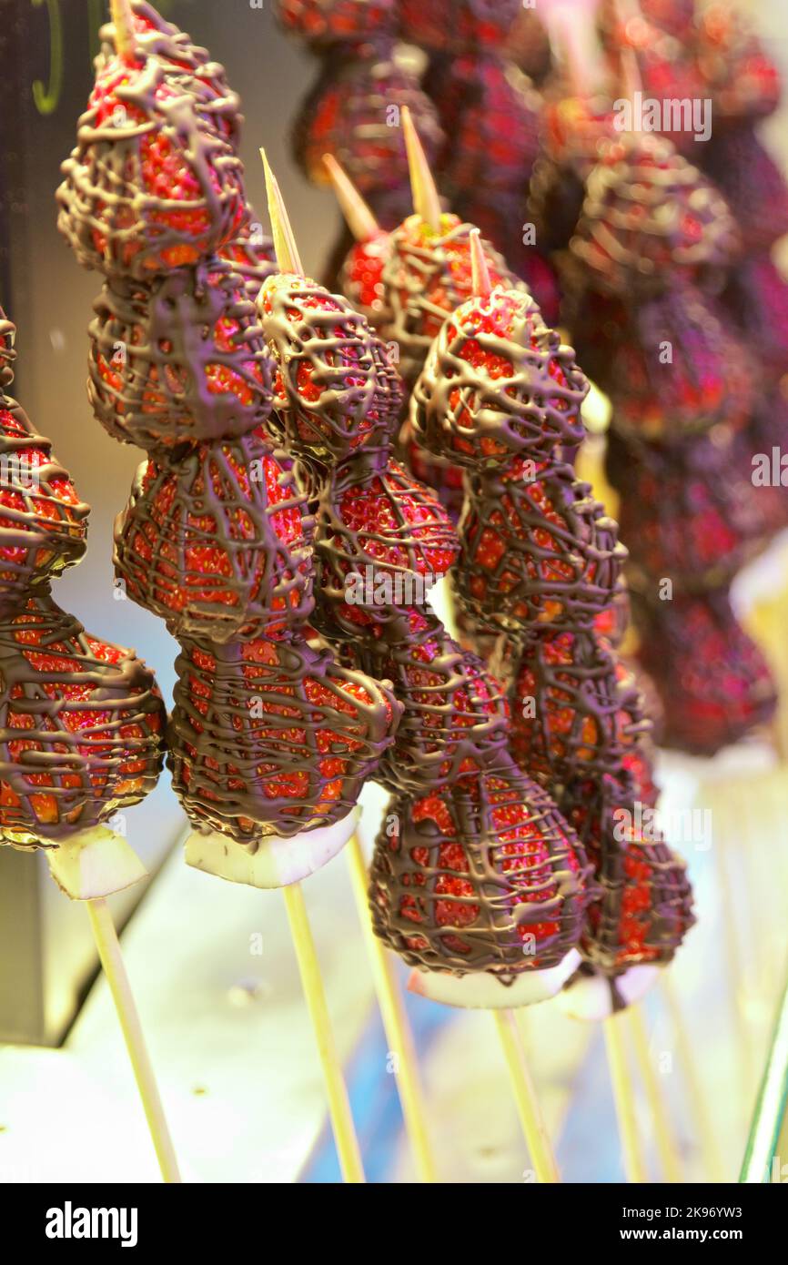 Un colpo verticale di fragole ricoperte di cioccolato a Barcellona Foto Stock