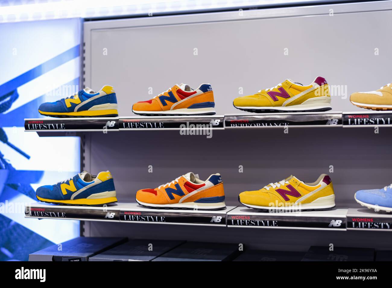 la gamma di nuove sneaker balance nell'outlet. 22 ottobre 2022 mosca russia. Foto Stock