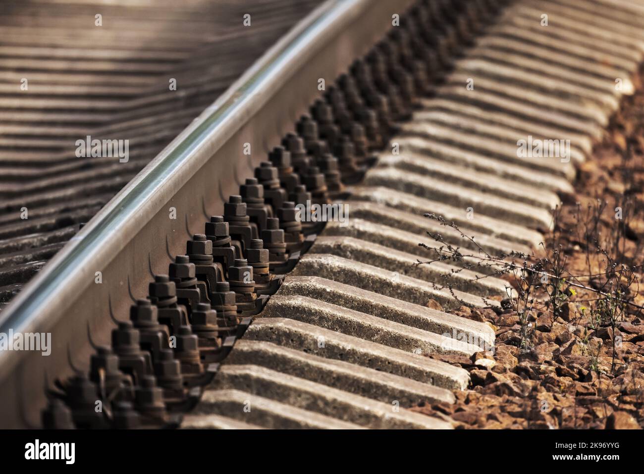Dettagli binari ferroviari, foto astratta industriale con messa a fuoco selettiva Foto Stock