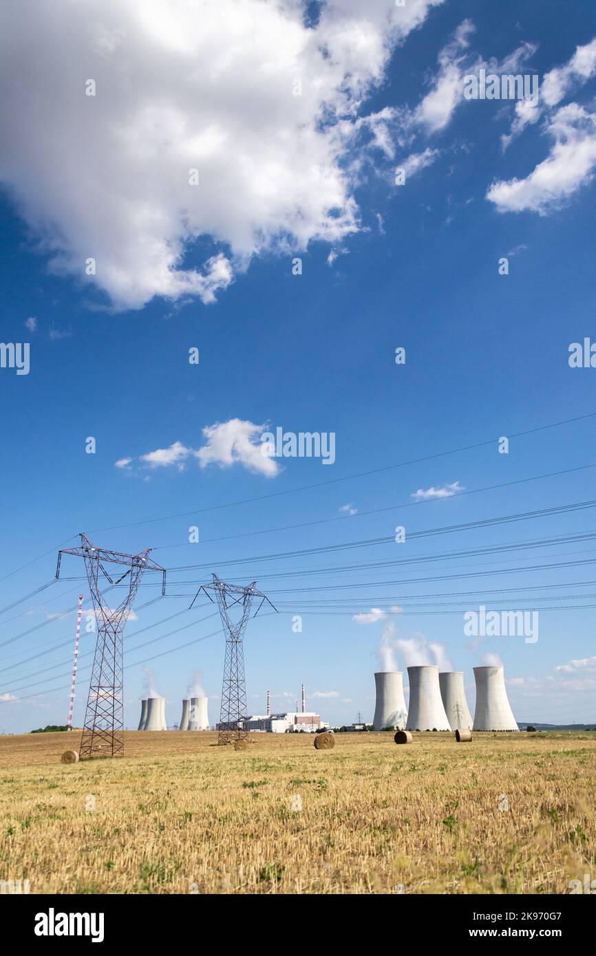Torri di raffreddamento della centrale nucleare, autosufficienza energetica, riduzione delle emissioni di gas serra Foto Stock