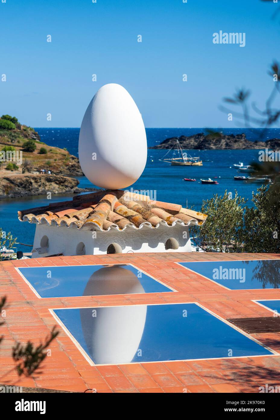 Vista esterna del famoso uovo di Dalí situato nella casa che Salvador Dalí ha costruito sulla spiaggia di Cadaqués. Foto Stock
