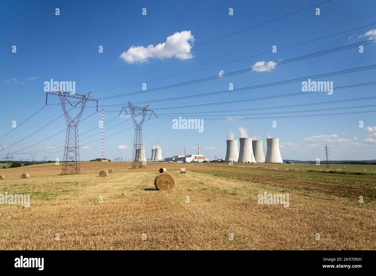 Torri di raffreddamento della centrale nucleare, autosufficienza energetica, riduzione delle emissioni di gas serra Foto Stock