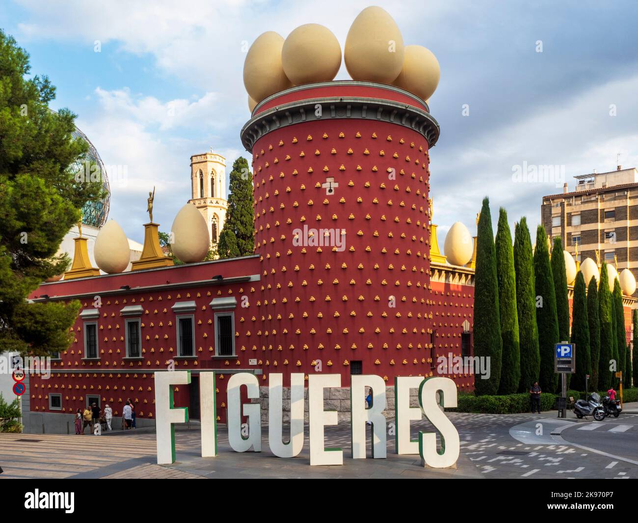 Facciata con la torre Galatea e le famose uova decorative del Teatro-Museo Dalí nella città di Figueres, Girona, Spagna. Foto Stock
