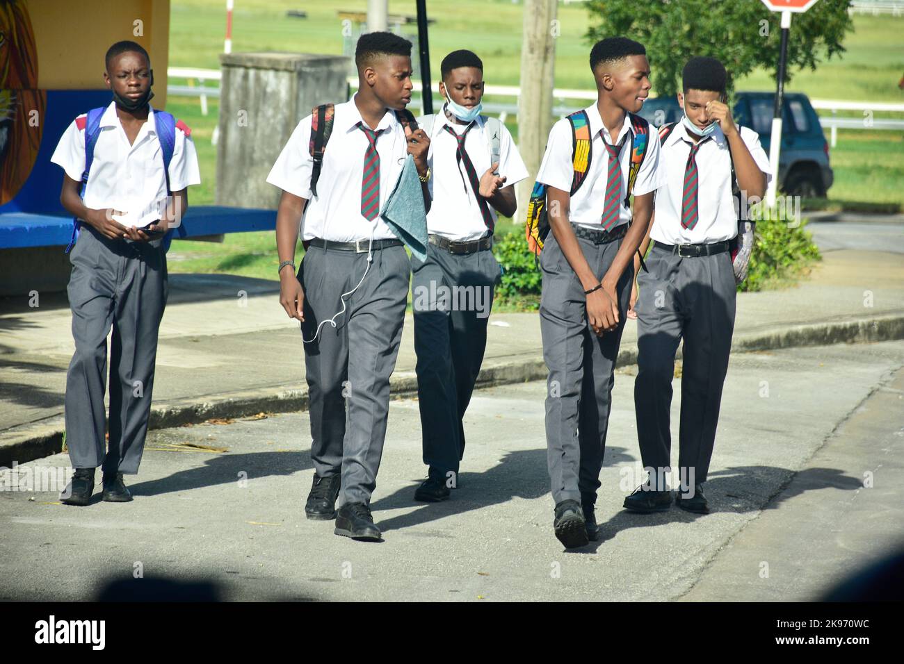 Barbados Graydon Sealy sec. Gli studenti delle scuole tornano a scuola per iniziare il periodo di settembre Foto Stock