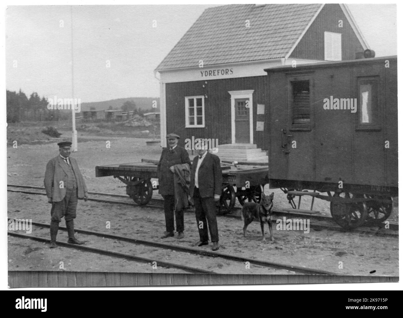 Stazione di Ydrefors con ingegnere di pista Hj. Malmstedt e Stinsen di Vimmerby in uniforme e building manager Jehander. Foto Stock