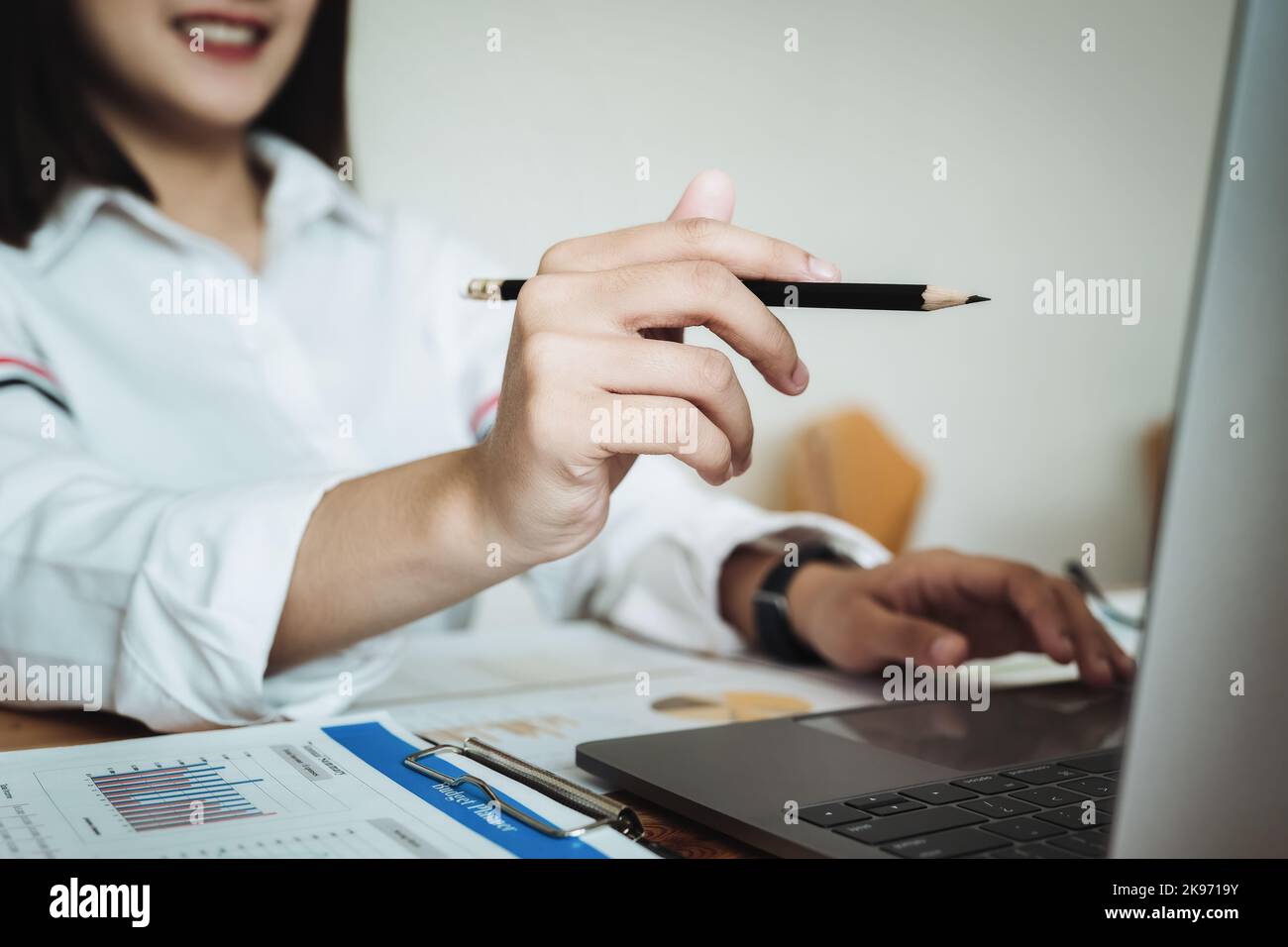 concetto freelance, donna che tiene i computer punto penna per progettare il lavoro come ordinato dai clienti. Foto Stock