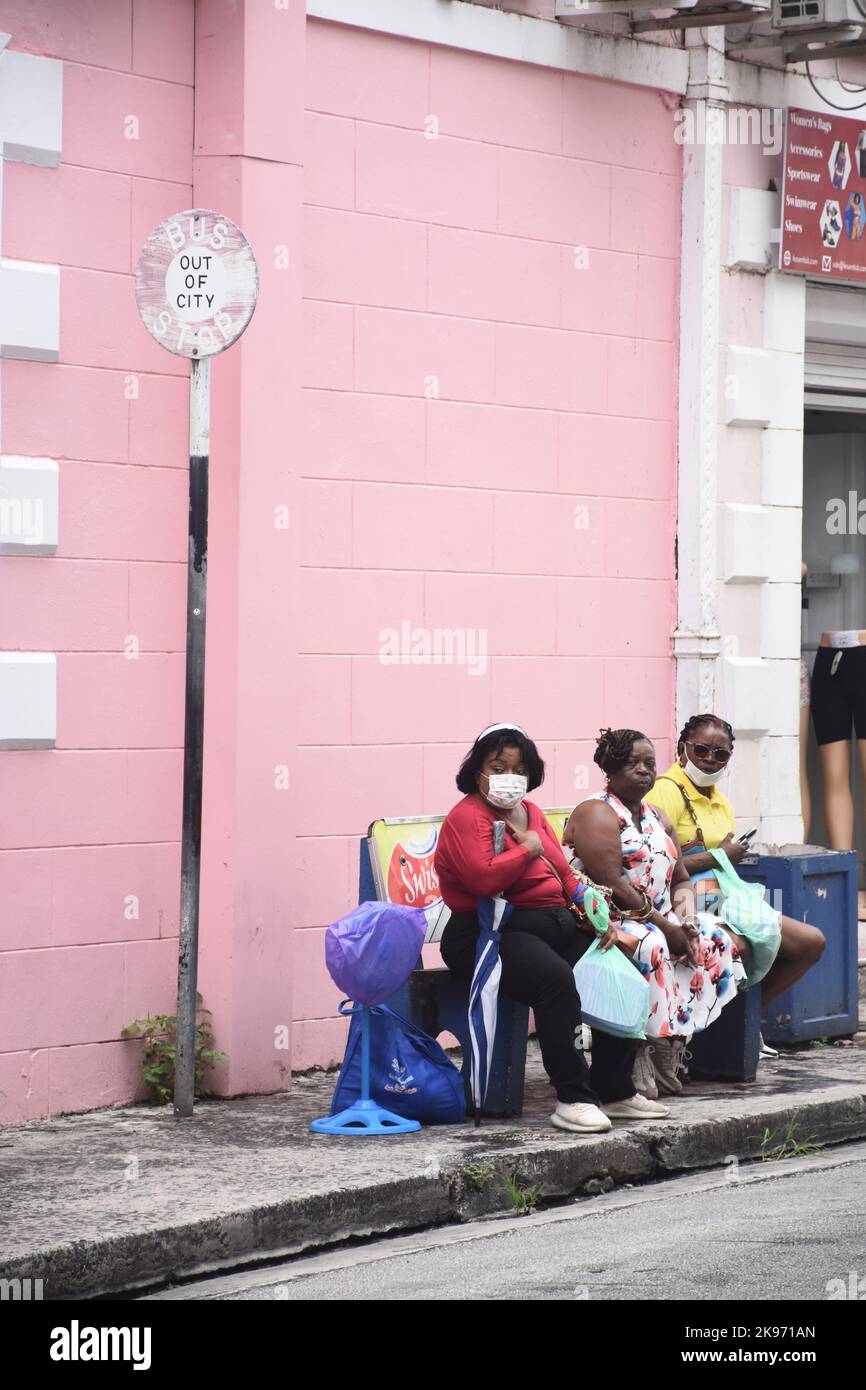 In attesa dell'autobus a Bridgetown Barbados Foto Stock