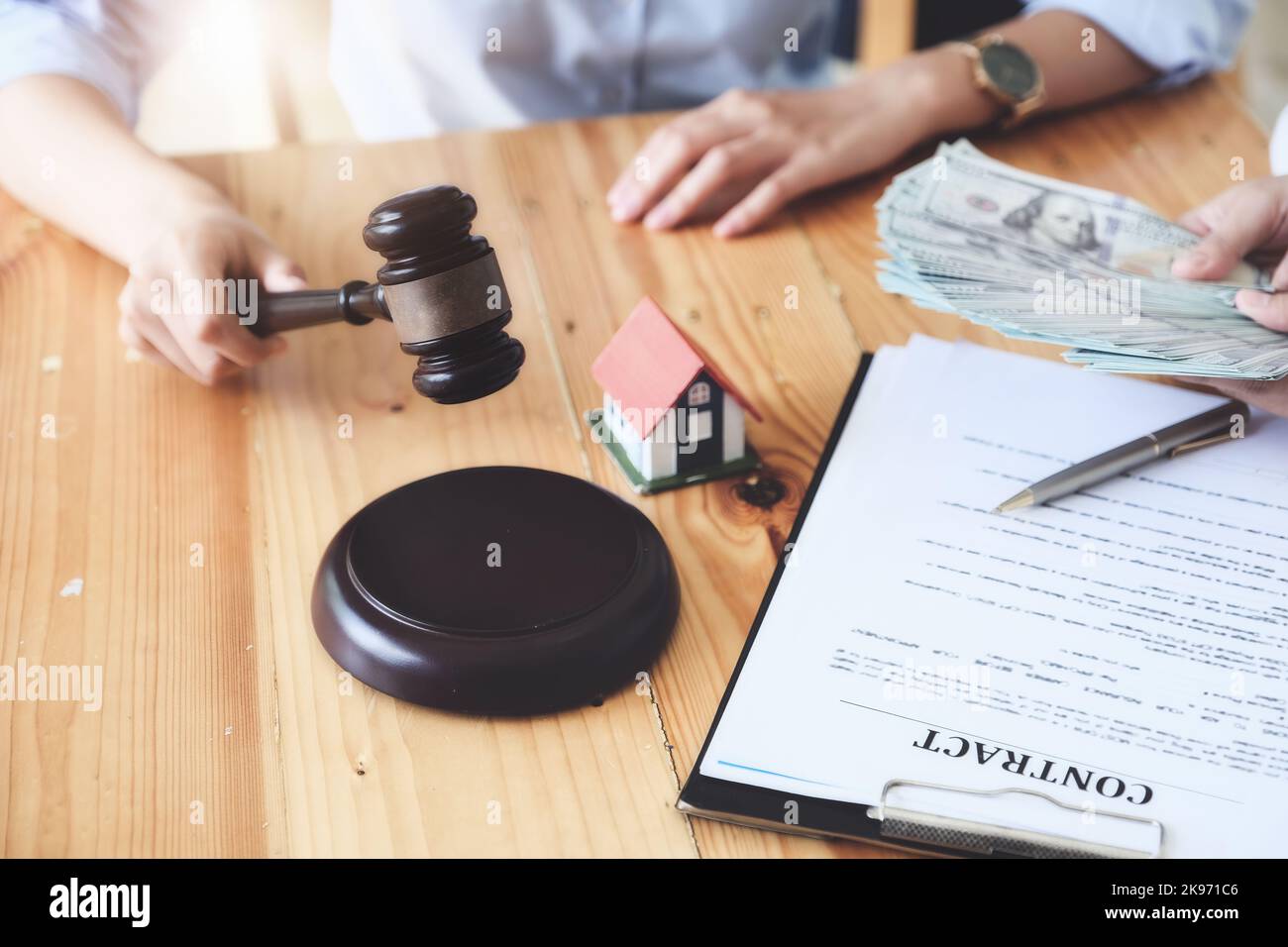 Concetti legali e contrattuali, focalizzati su Gavel con documenti contrattuali e pagamenti di acquisto casa. Foto Stock