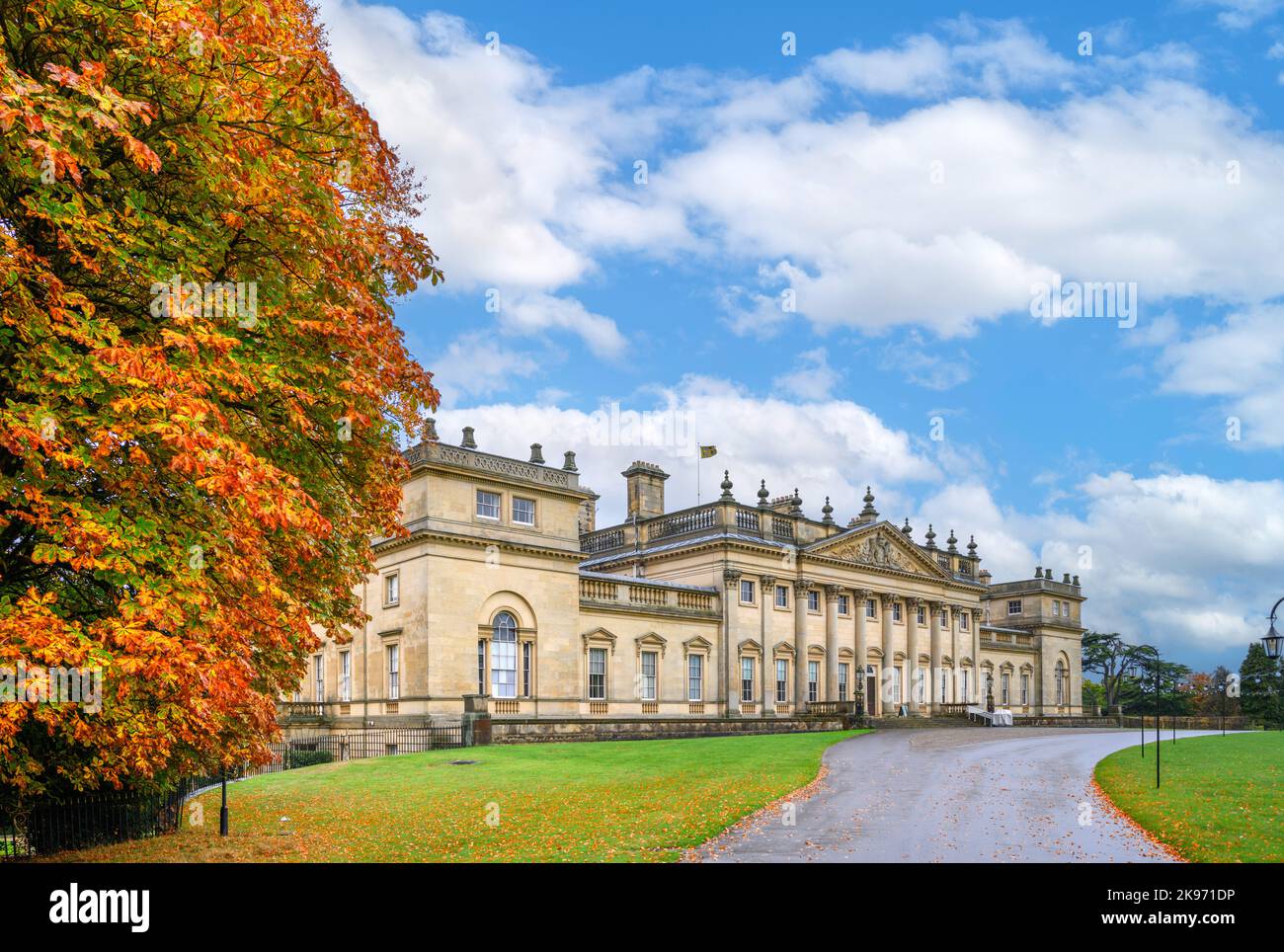 Di fronte a Harewood House, vicino a Leeds, West Yorkshire, Inghilterra, Regno Unito Foto Stock