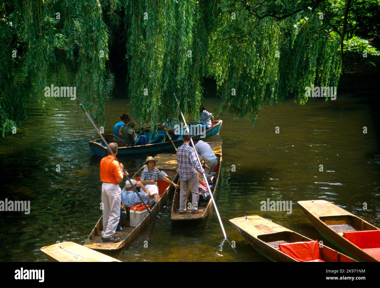 Oxford Oxfordshire Inghilterra persone Punting sul fiume Cherwell Foto Stock