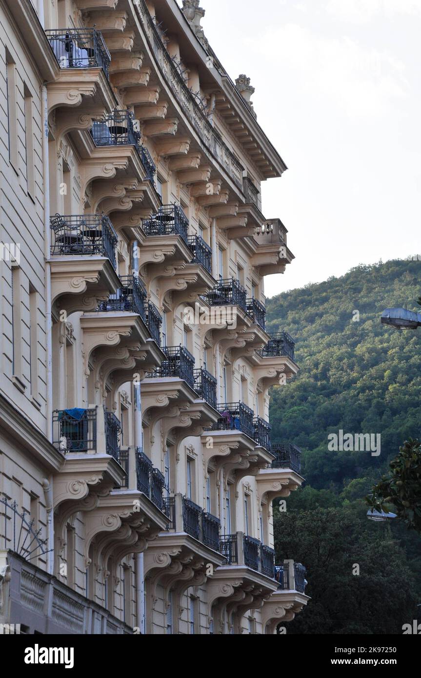 Un bellissimo edificio con balconi in stile europeo classico in Croazia Foto Stock