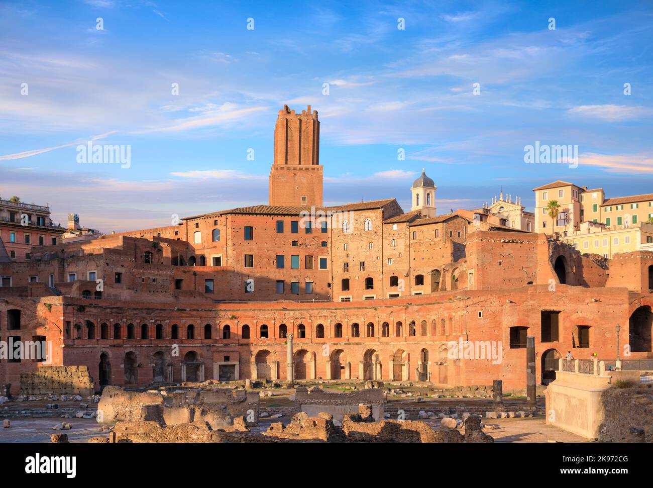 Vista del mercato Traiano (mercati Traianei) dalla Via dei fori Imperiali di Roma. Foto Stock