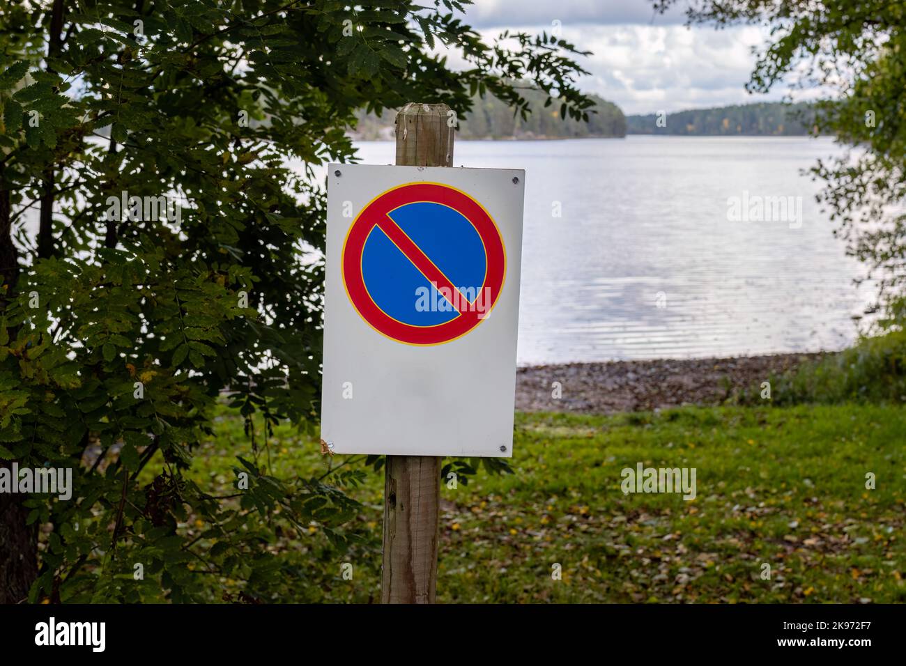 In autunno non c'è un cartello per parcheggiare accanto alla spiaggia Foto Stock