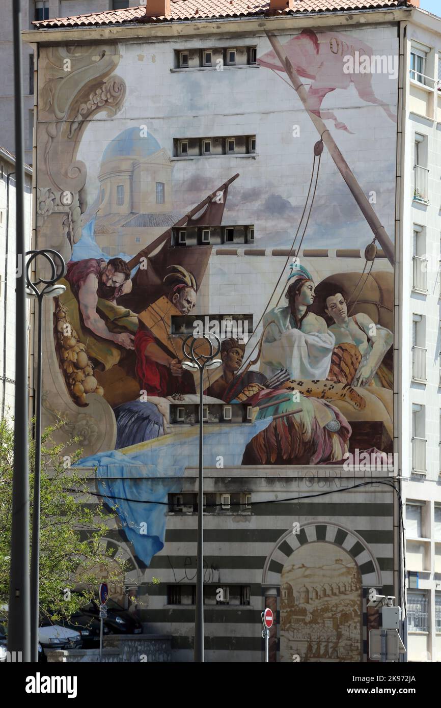 Vista dalla Place de la Major a Esplanade de la Tourette con la casa n. 36 e il suo murale fresco le Comm Marseille Francia Foto Stock