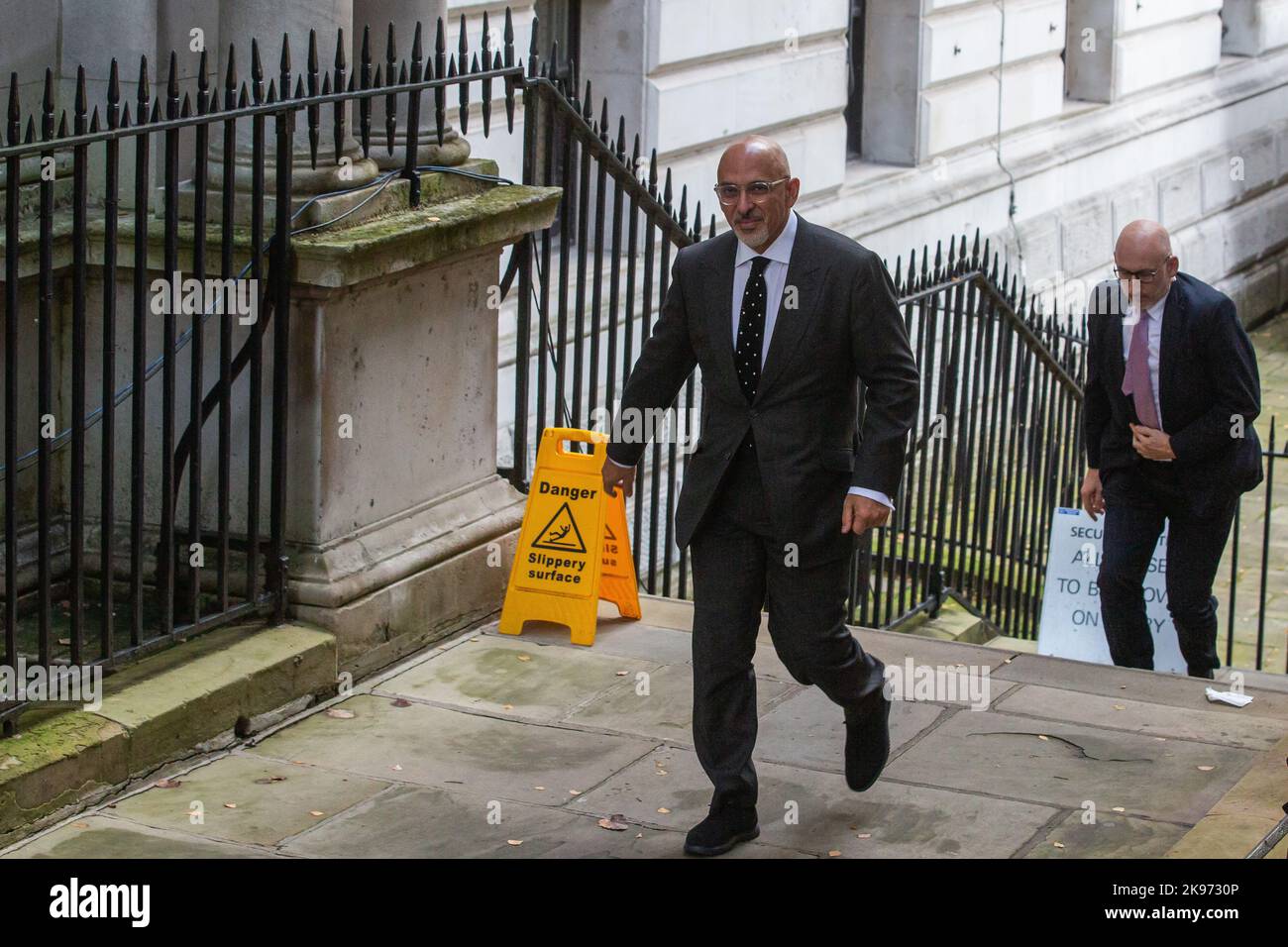Londra, Regno Unito. 25th ottobre 2022. Nadhim Zahawi (l), deputato conservatore di Stratford-on-Avon, si avvicina a Downing Street mentre il nuovo primo ministro del Regno Unito, Rishi Sunak, nomina il suo gabinetto. Rishi Sunak è stato nominato primo Ministro da Re Carlo III dopo aver vinto la leadership conservatrice come l'unico candidato che ha ottenuto le 100 candidature da deputati conservatori specificati per il concorso di leadership. Credit: Notizie dal vivo di Mark Kerrison/Alamy Foto Stock