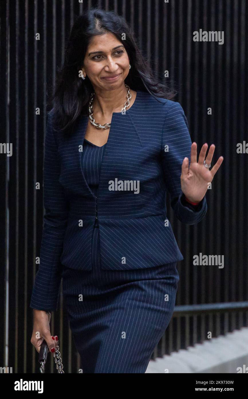 Londra, Regno Unito. 25th ottobre 2022. Suella Braverman, deputato conservatore di Fareham, arriva a Downing Street mentre il nuovo primo ministro del Regno Unito, Rishi Sunak, si nomina al suo gabinetto. Rishi Sunak è stato nominato primo Ministro da Re Carlo III dopo aver vinto la leadership conservatrice come l'unico candidato che ha ottenuto le 100 candidature da deputati conservatori specificati per il concorso di leadership. Credit: Notizie dal vivo di Mark Kerrison/Alamy Foto Stock